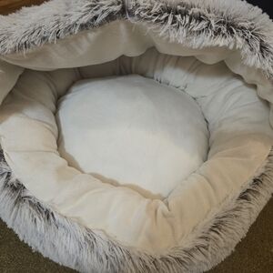 NWOT Cat bed with half "roof"
